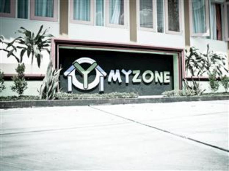 ホテル Myzone Homtel スマラン エクステリア 写真